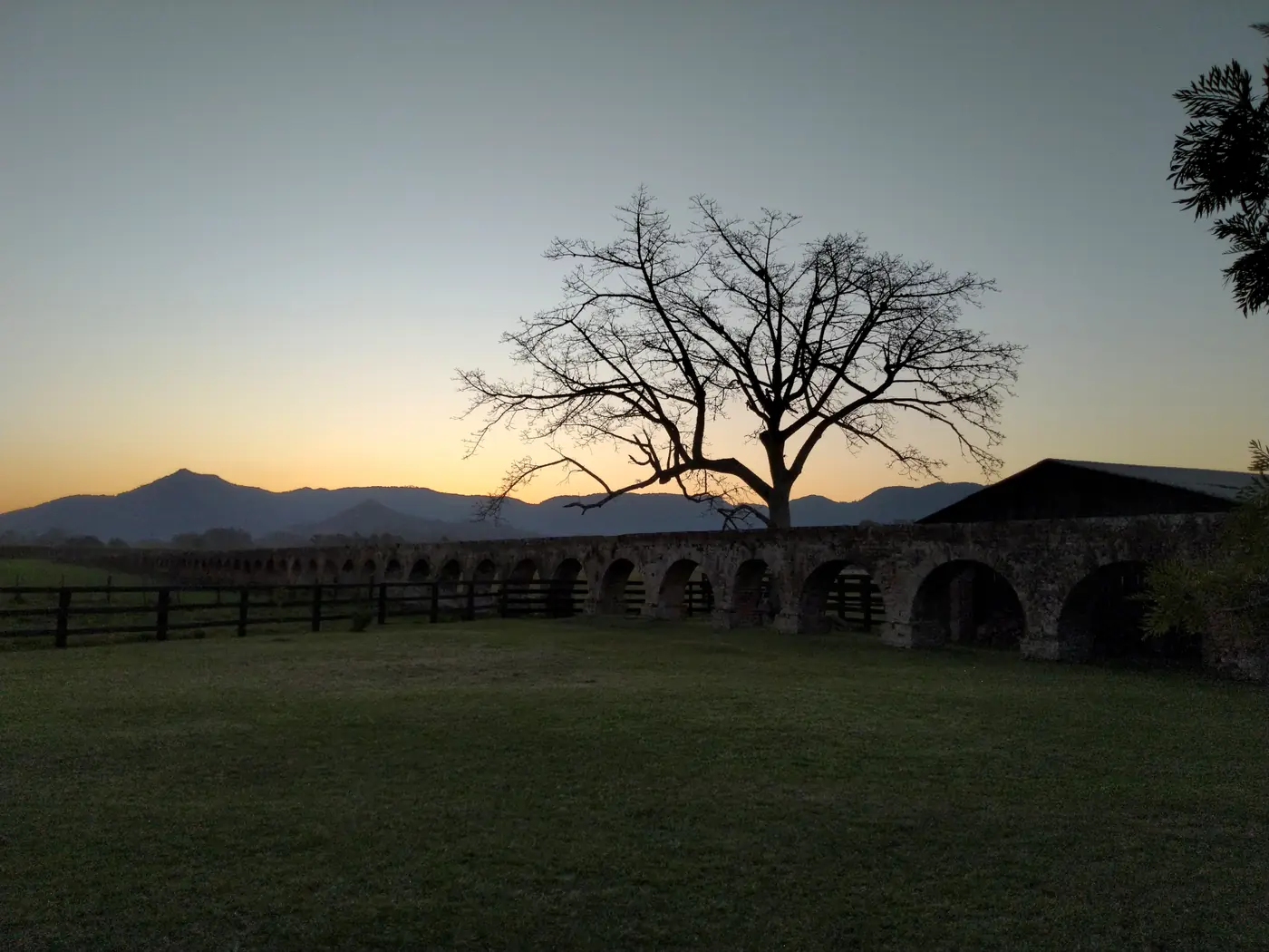 Aqueduto histórico de Candelária ao entardecer (Candelária)