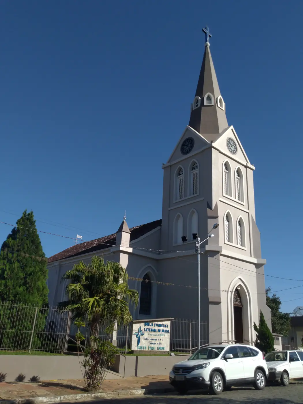 Igreja matriz de Candelária, branca, com torre alta (Candelária)