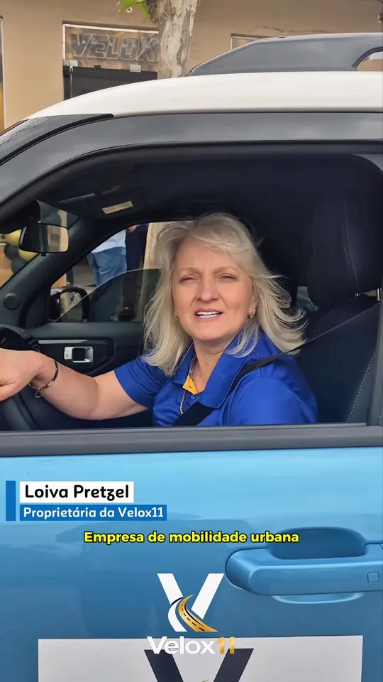 Loiva Pretzel, proprietária da Velox11, ao volante de um carro com a marca Velox11